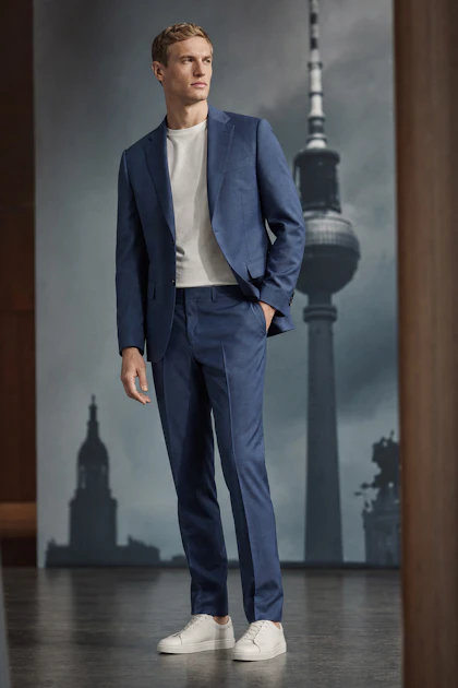 Donkerblauw pak met witte heren schoenen