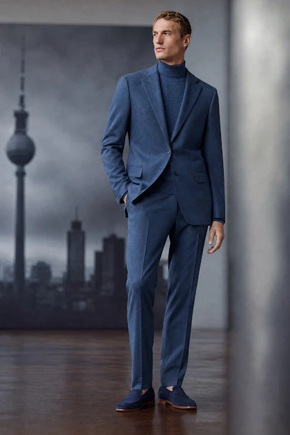 Donkerblauw pak met blauwe heren schoenen