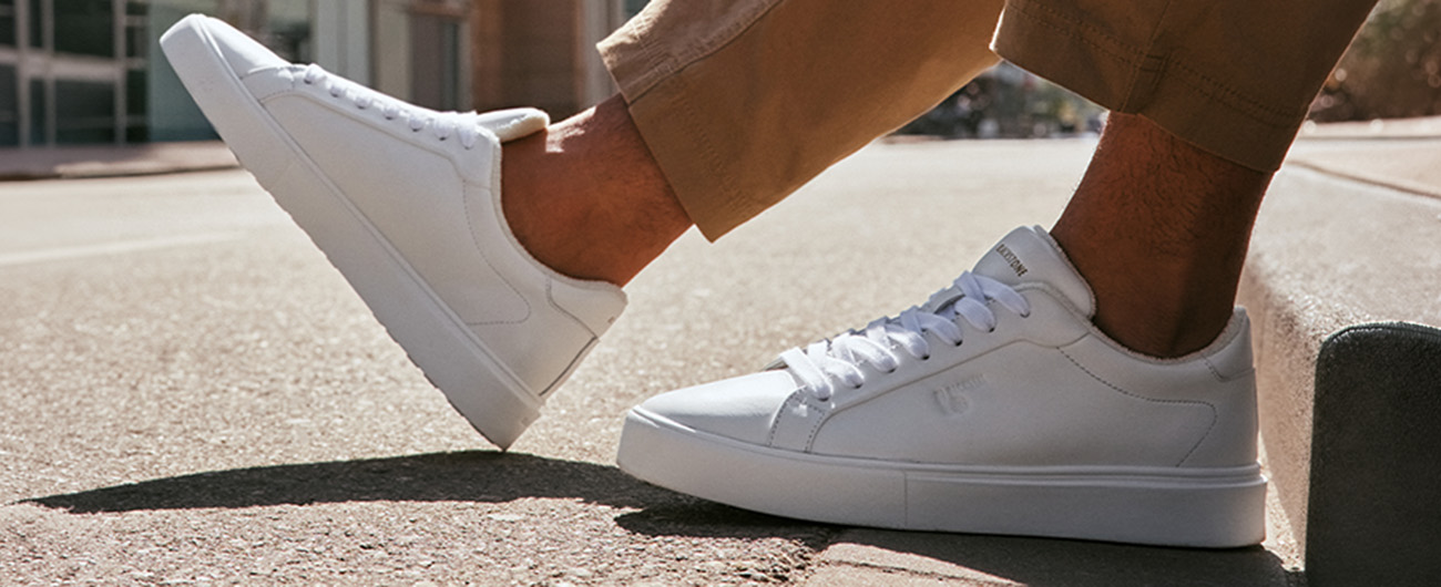 Witte sneakers combineren