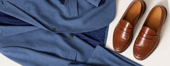 de juiste schoenen bij een blauw pak